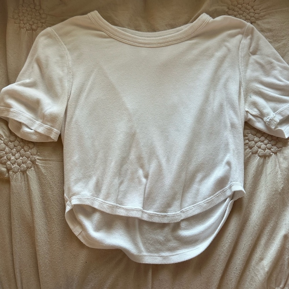 White cropped lululemon shirt